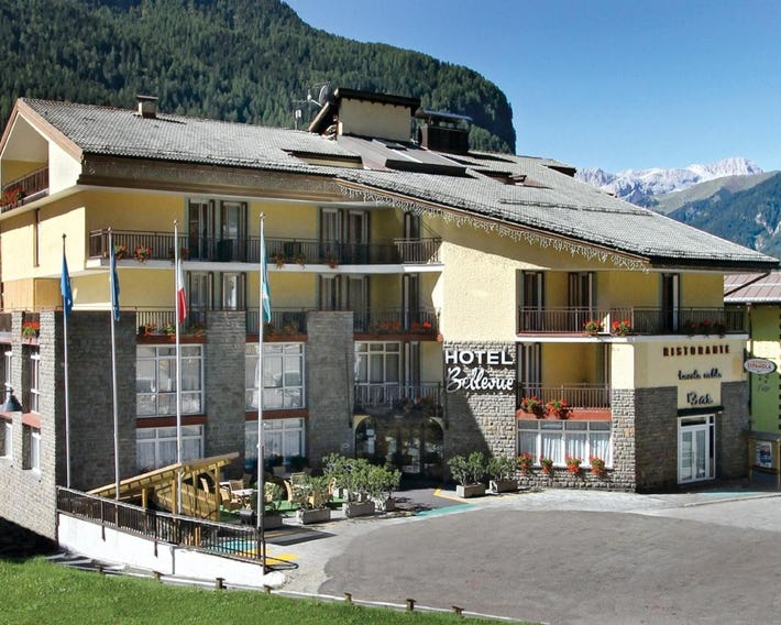 Hotel & Club Bellevue Post