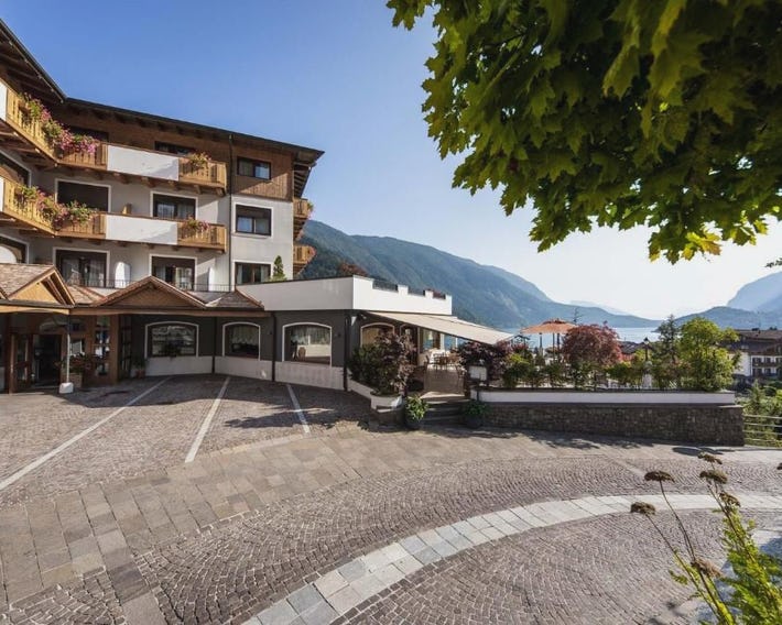 Ariston Lake View Hotel