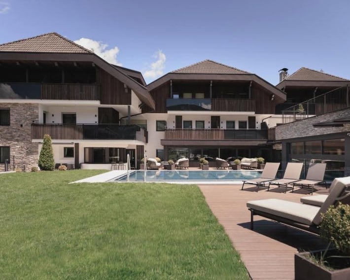 Aparthotel Familiaris - Family Apartments - Pools & Spa in Dolomites