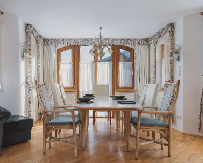 Alpenvilla Large Family Apartment - by Familiaris- Pools 500 meters