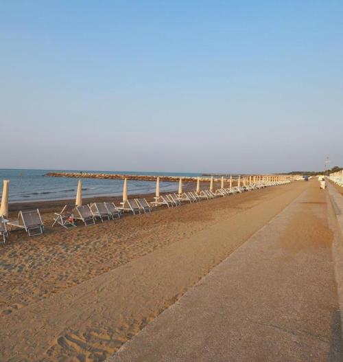 villetta con piscina a due passi dal mare