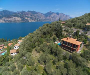 red house conditioned whit pool enchanting lake view