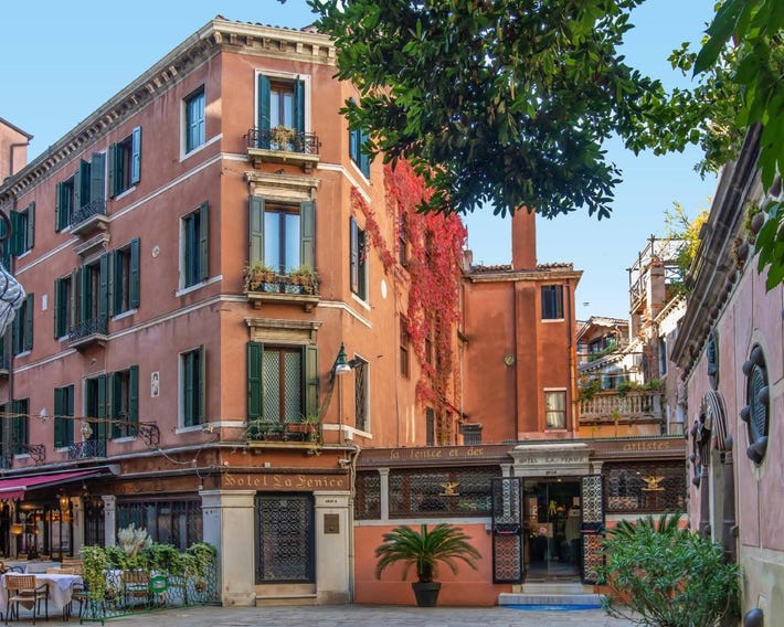 La Fenice et des Artistes