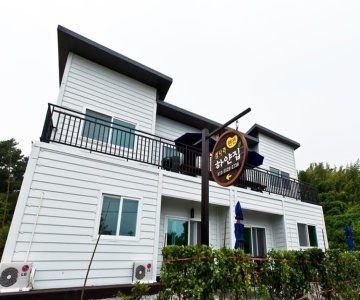 Namhae Seomnara Hayanjip Pension