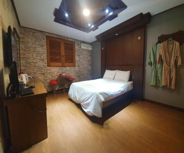 Namwon Hyatt