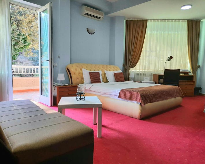 Hotel Aristocrat & Fish Restaurant