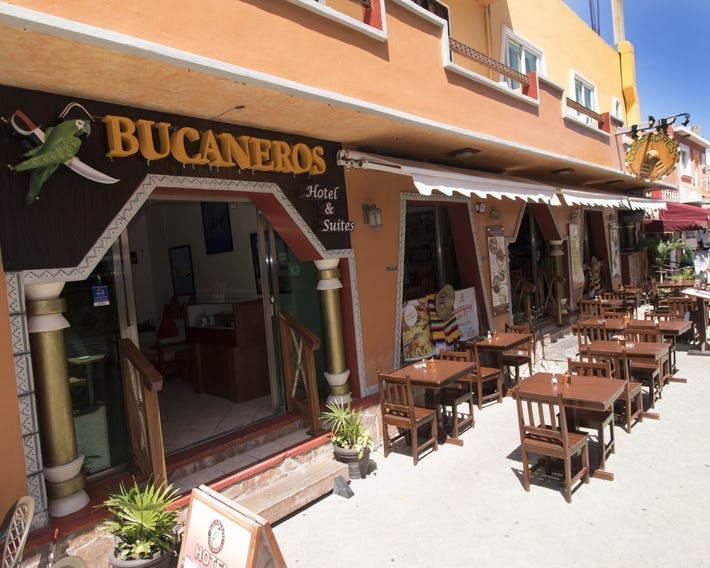 Hotel & Restaurante Bucaneros