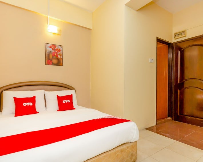 B Link Hotel by OYO Rooms