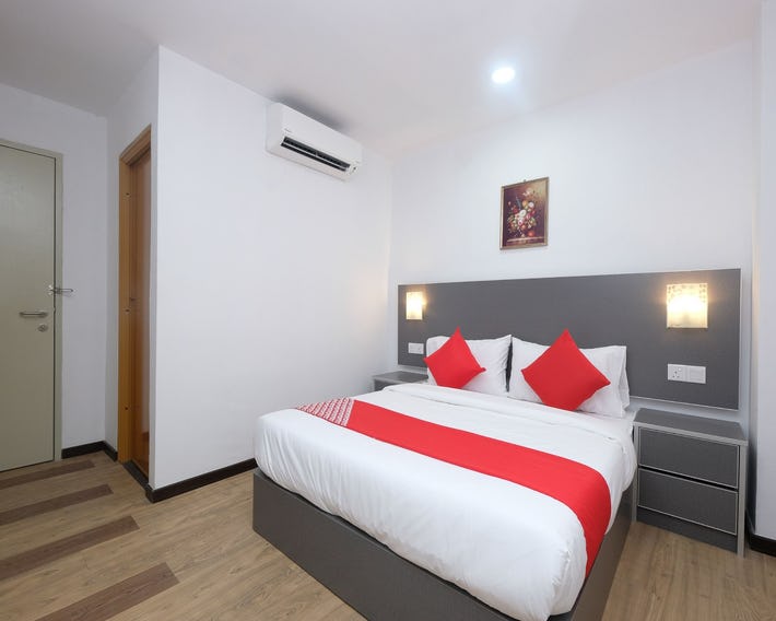 First Garden Hotel by OYO Rooms