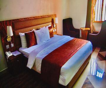 E-Luxe Suites Hotel
