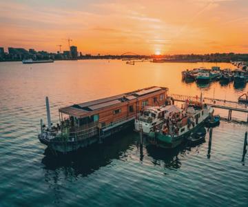 Casey's Lake View House Boat