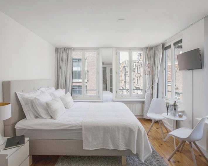 Jordaan Suite bed and bubbles