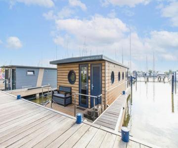 Houseboat in Volendam Marina