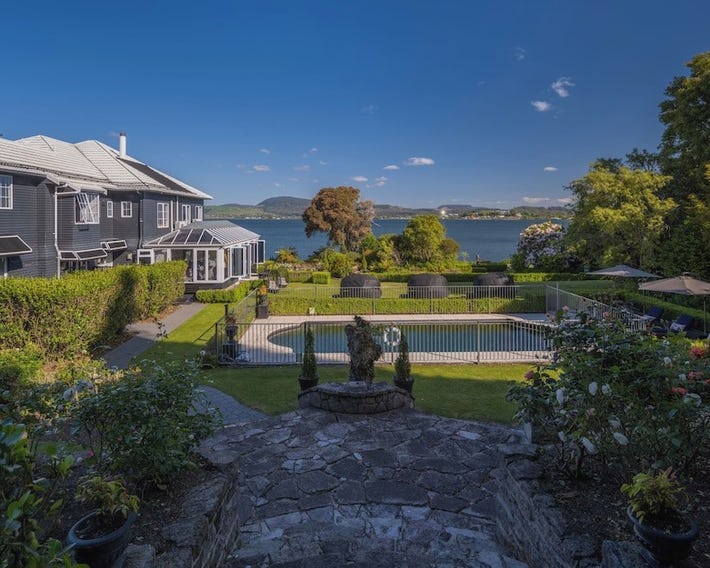 Black Swan Lakeside Boutique Hotel