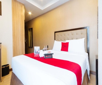 Aura One Hotel by RedDoorz