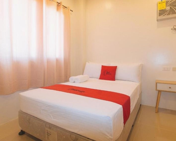 RedDoorz at LM Apartelle Boracay
