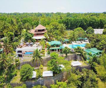 Noni’s Resort