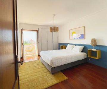 Yellow House Aveiro Smart TV and garage