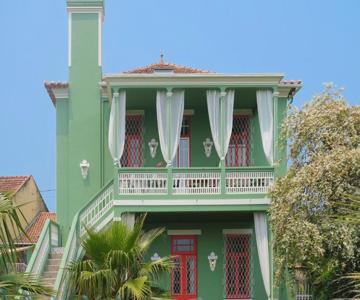 Vintage Balcony Guesthouse & Suites