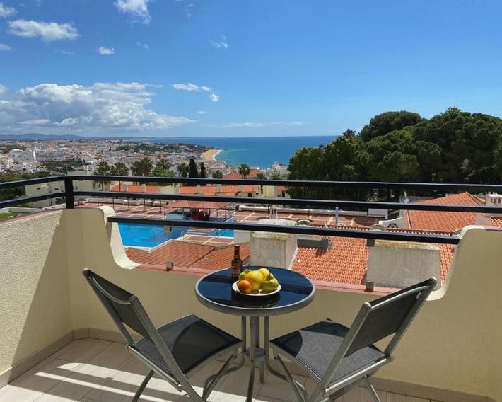 Apartamento com piscinas e ténis - 7 mins da praia
