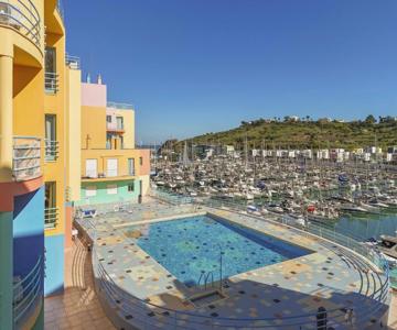 Marina Breeze Apartment with Pool - 900m from the Beach