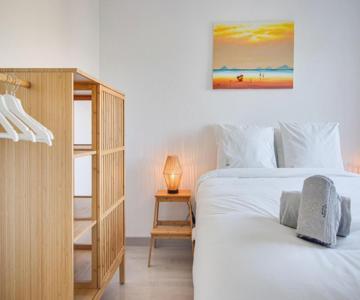 Lovely 3BD 150m Beach Ocean View AC Wi-Fi Balcony