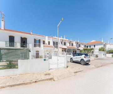 Altura House by LovelyStay