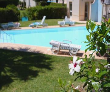 Spacious Portuguese flat with pool next to beach
