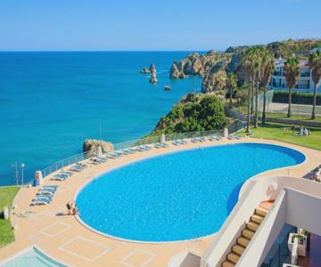 NOVO! Apartamento junto à praia com piscina