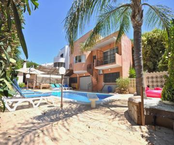 Spacious Retreat with Prime Location, Private pool, snooker, free AC Wifi