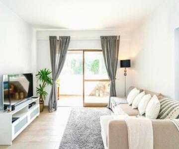 Spacious 1-Bedroom Apartment with Pool near Vilamoura Marina