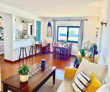 Surfside Sunny Seaview Apartment With Balcony