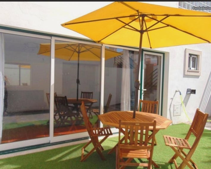 Casinha Rés do Chão na Nazaré com Quintal e Barbecue