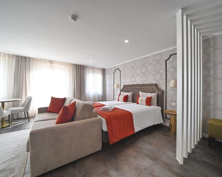 Famous Crows Lisbon Suites