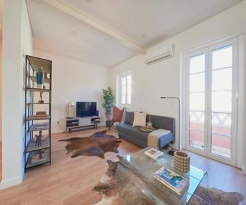 Deluxe Apt at Amazing Prime Location, By TimeCooler