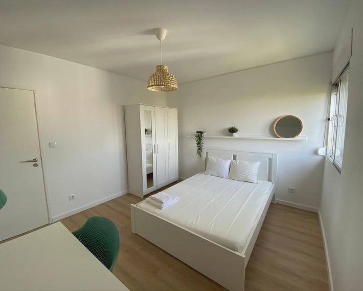Carcavelos Beach & Nova SBE Private Rooms in Shared Serviced Apartment 24