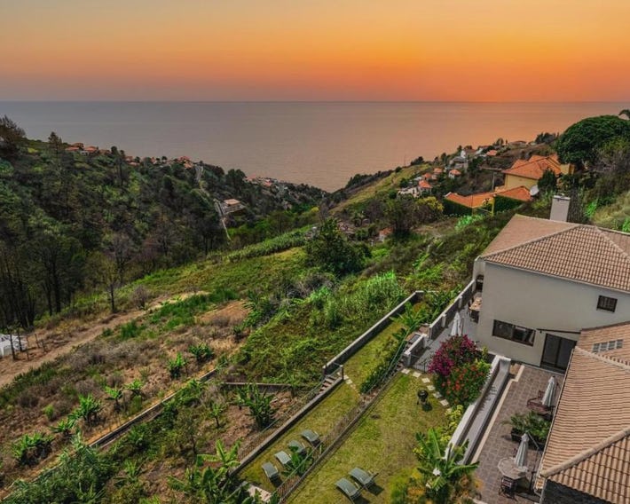 Meerblick - 3-Bett Villa mit Terrassen & Hot-Tub