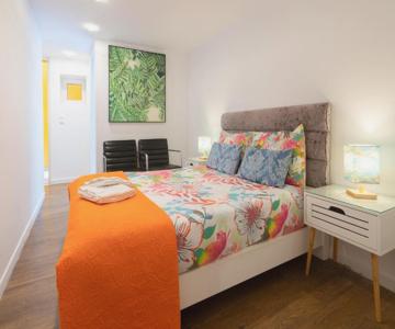 Charming Central Flat Vibrant Decor Metro AC in Porto