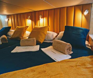 SLEEPBOAT LuxLife Yatch