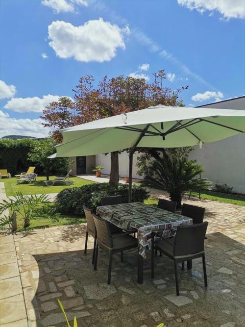 Casa Além Rio - quartos para 6 hóspedes em Santo Tirso