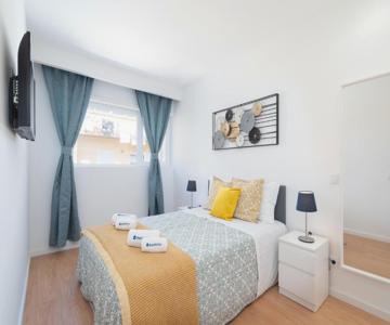 Host Wise - Sweet Sunny Flat with Balcony