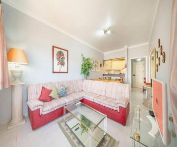 GuestReady - Vibrant flat w/ balcony