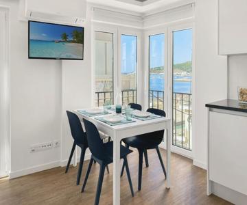 Sea Light Apartment Sesimbra. 2 Bedrooms, 6 Guests
