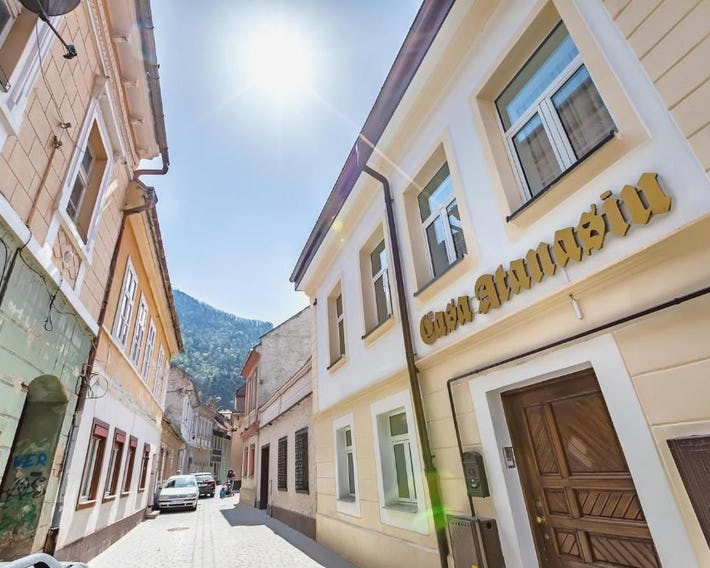 Casa Atanasiu lânga Biserica Neagra în Centrul Istoric