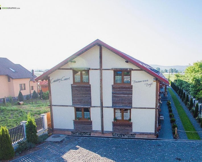 Country Court