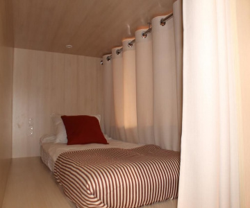 Dad&Cat Capsule Hotel