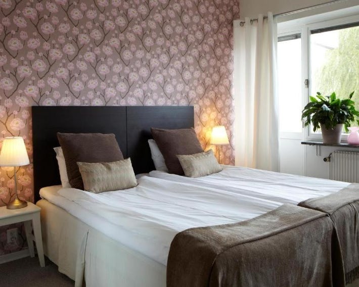 Riverside Hotel & Apartments