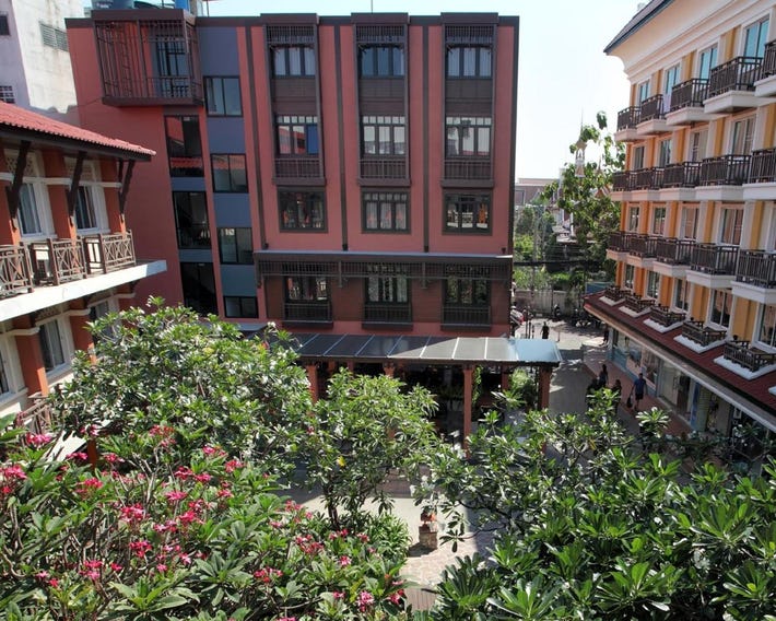 Rambuttri Village Inn & Plaza