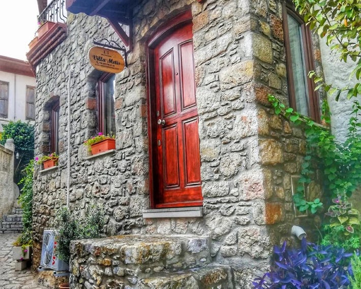 Metis Stone Home