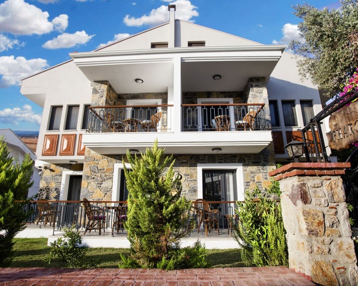 Pharos Otel